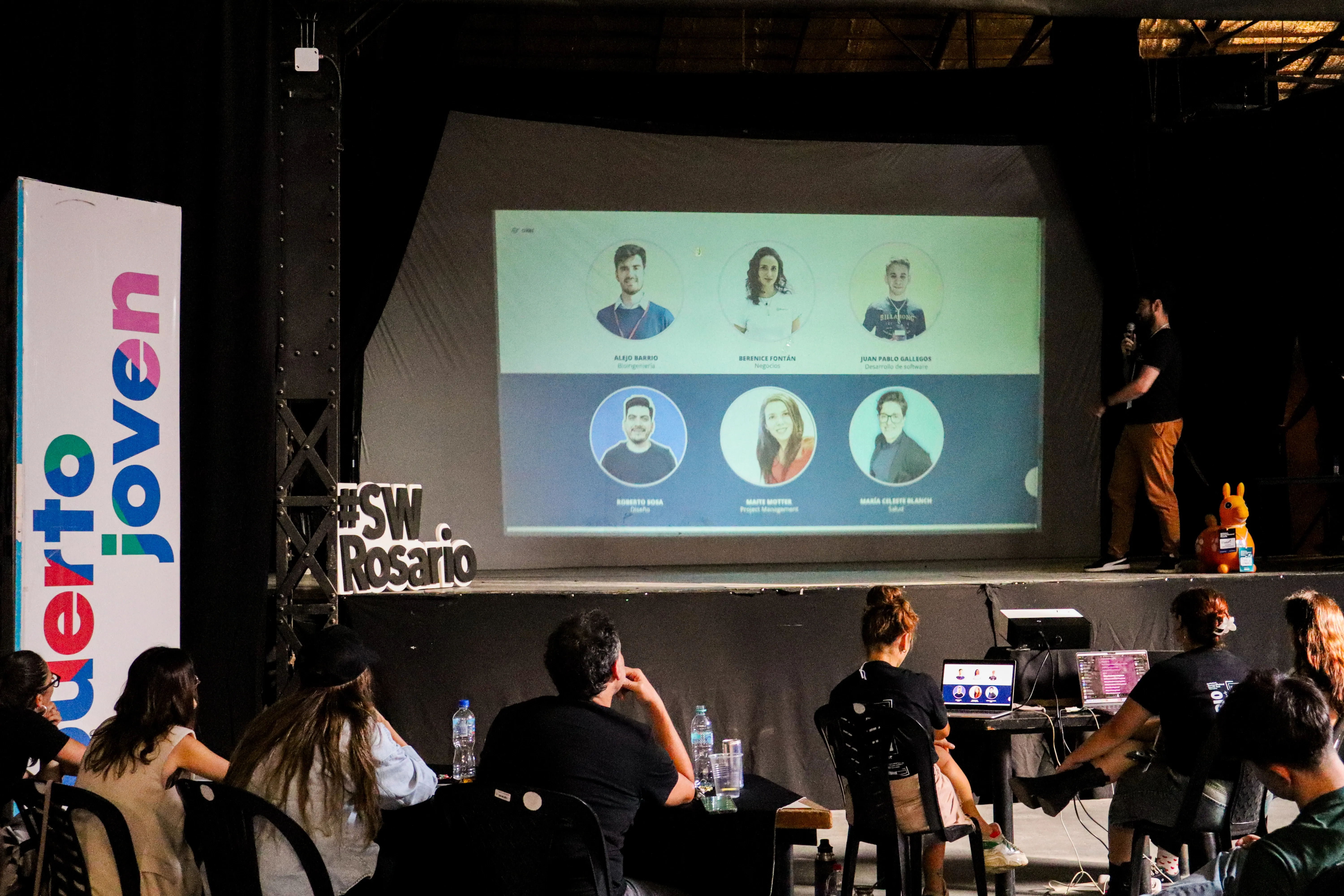 Equipo trabajando en el Startup Weekend